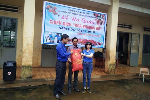 Đoàn trường THPT Mạc Đĩnh Chi tham gia chiến dịch "Hoa phượng đỏ" năm học 2017 – 2018