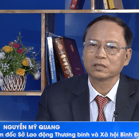 Giám đốc Sở LĐ-TB&amp;XH trao đổi những vấn đề liên quan đến việc giải quyết chế độ chính sách cho người có công, giải quyết việc làm cho người dân và hỗ trợ cho người nghèo, các gia đình bị thiệt hại sau các đợt bão lũ vừa qua.