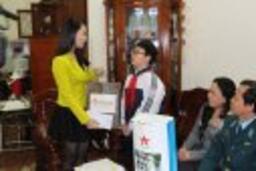 Công đoàn Công ty CP Truyền thông VMARK tặng quà gia đình có hoàn cảnh khó khăn