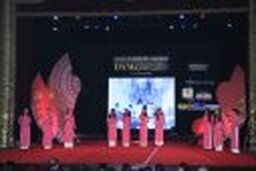 Đảng đã cho ta mùa xuân - Tốp nữ Học viện Âm nhạc Quốc gia Việt Nam.