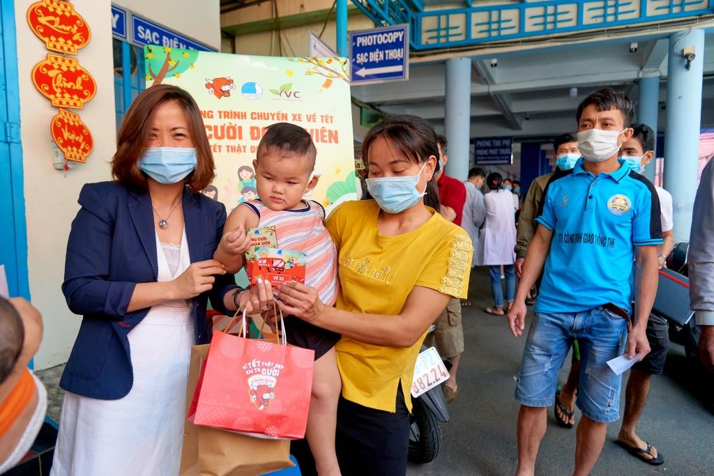 Đại diện Ban tổ chức trao quà tới người dân TP Hồ Chí Minh