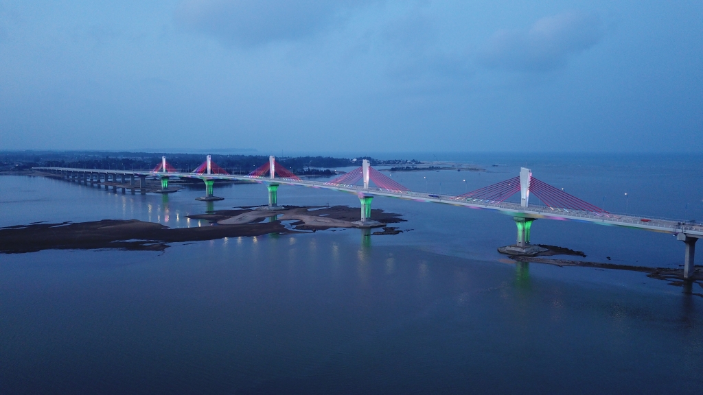 Cầu Cổ Lũy nối 2 bờ nam - bắc sông Trà Khúc. Ảnh: Thạch Thảo