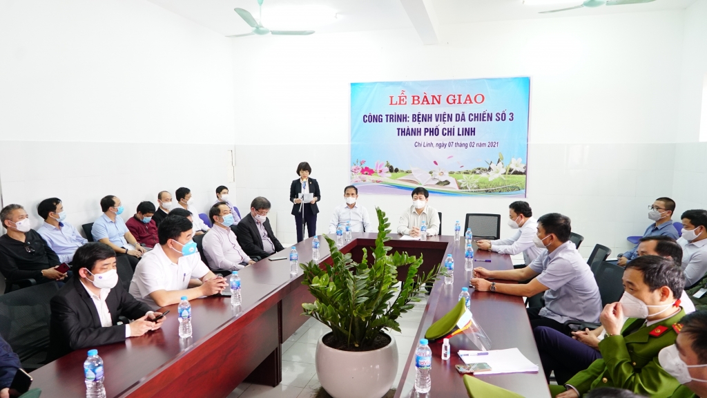 Bà Vũ Thị Cẩm Trang, Phó Chủ tịch, Tổng Giám đốc Sun Group Vùng Thủ đô  phát biểu tại lễ bàn giao bệnh viện dã chiến số 3