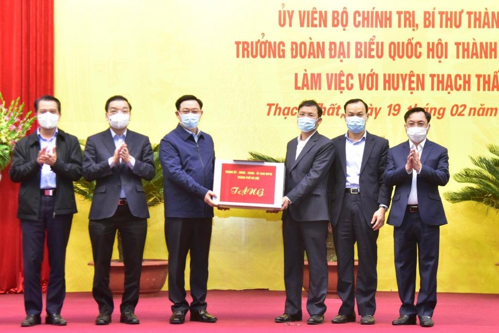 Lãnh đạo thành phố trao quà tặng huyện Thạch Thất  