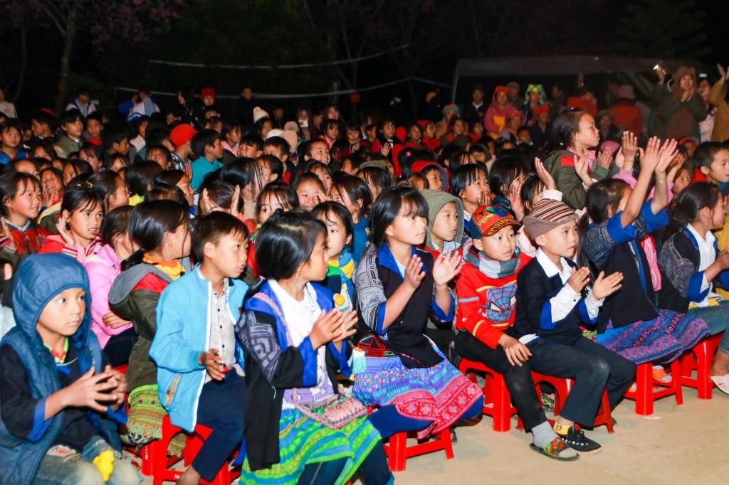 Trẻ em Dế Xu Phình hào hứng trong buổi sinh hoạt, giao lưu văn nghệ Trẻ em Dế Xu Phình hào hứng trong buổi sinh hoạt, giao lưu văn nghệ