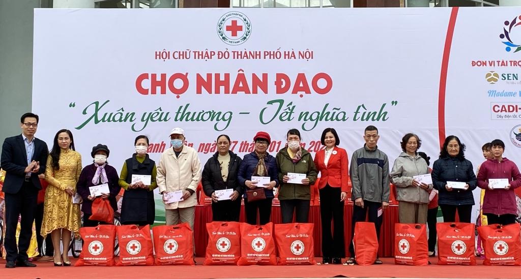 Đại diện Ban tổ chức trao quà tới người dân khó khăn