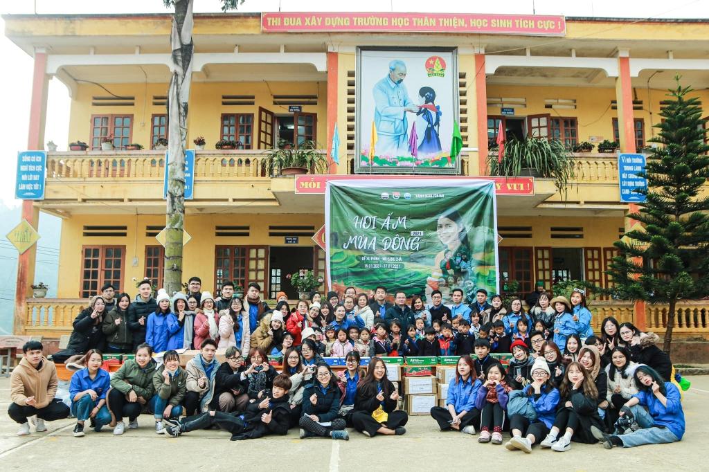 Sức trẻ, nhiệt huyết của các tình nguyện viên chương trình Sinh viên trường Báo mang hơi ấm đến vùng núi Dế Xu Phình