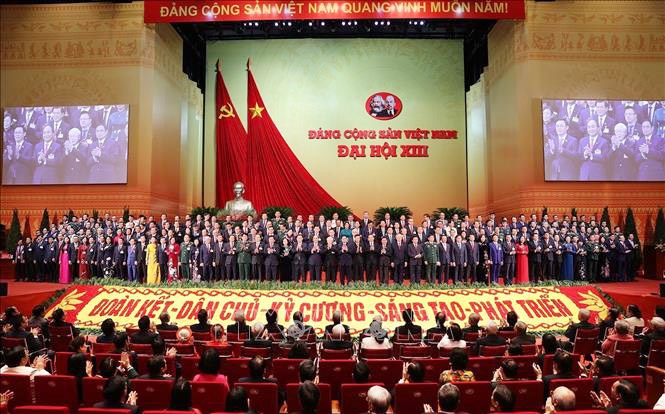 Ban Chấp hành Trung ương Đảng khóa XIII ra mắt tại phiên Bế mạc Đại hội.