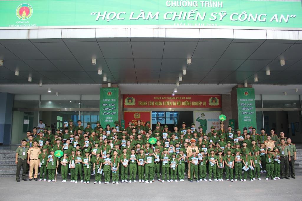 Học làm chiến sĩ công an thu hút đông đảo các em nhỏ