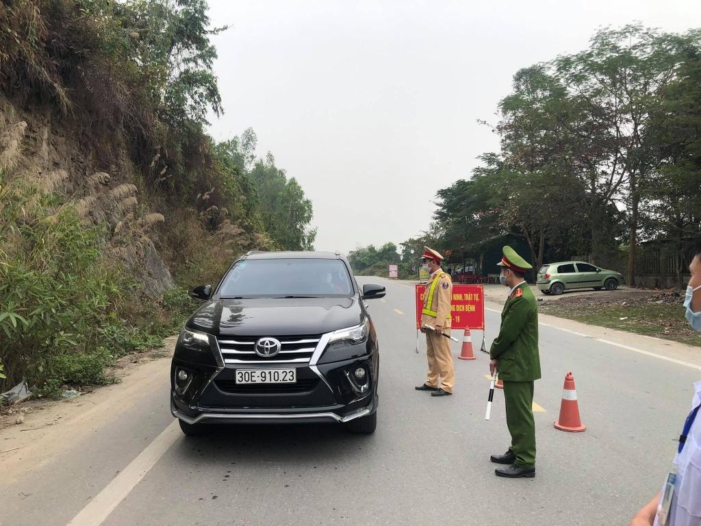 Để kiểm soát người, phương tiện ra, đường lên khu du lịch Tam Đảo và khu danh thắng Tây Thiên