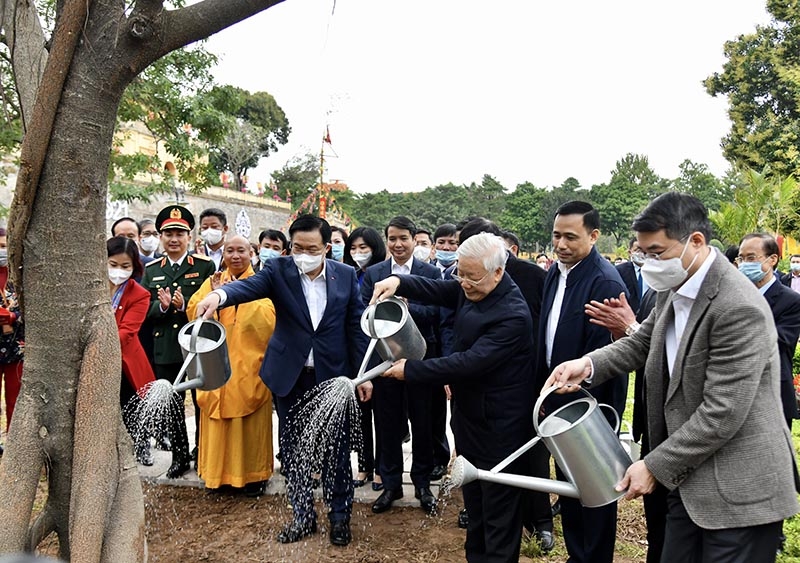 Tổng Bí thư, Chủ tịch nước Nguyễn Phú Trọng cùng các đồng chí lãnh đạo TP Hà Nội trồng cây đầu Xuân tại Hoàng Thành Thăng Long