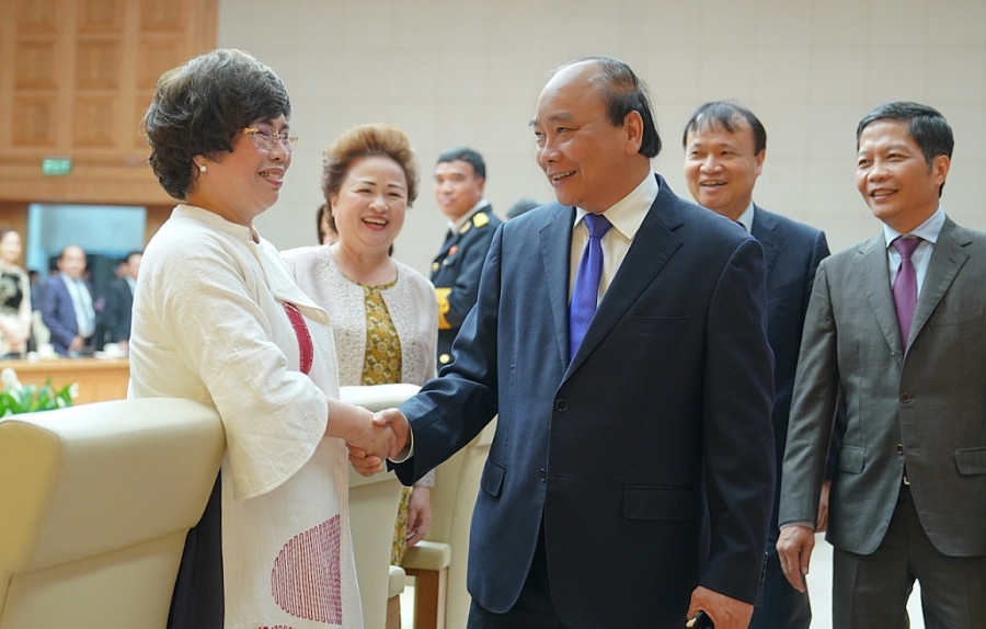Thủ tướng Nguyễn Xuân Phúc trao đổi với đại diện  doanh nghiệp có sản phẩm đạt thương hiệu quốc gia Việt Nam 2020