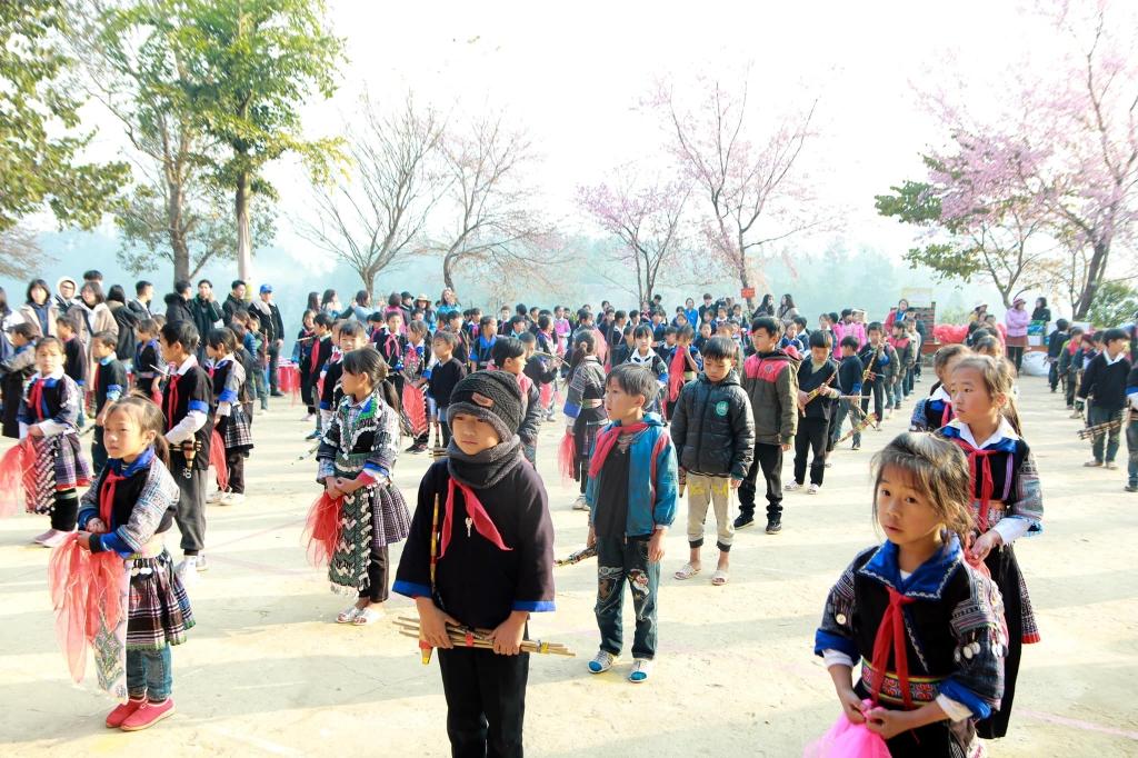 Trẻ em ở Dế Xu Phình chào đón đoàn tình nguyện Sinh viên trường Báo mang hơi ấm đến vùng núi Dế Xu Phình