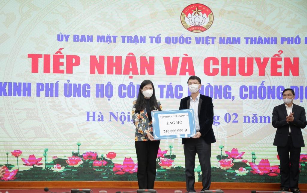 Chủ tịch Ủy ban Mặt trận Tổ quốc Việt Nam thành phố Nguyễn Lan Hương tiếp nhận số tiền ủng hộ 750 triệu đồng từ Tập đoàn Geleximco