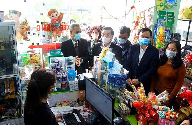 Chủ tịch UBND TP Chu Ngọc Anh kiểm tra công tác phòng chống dịch tại một siêu thị mini trong khu đô thị Thanh Hà, Thanh Oai, 