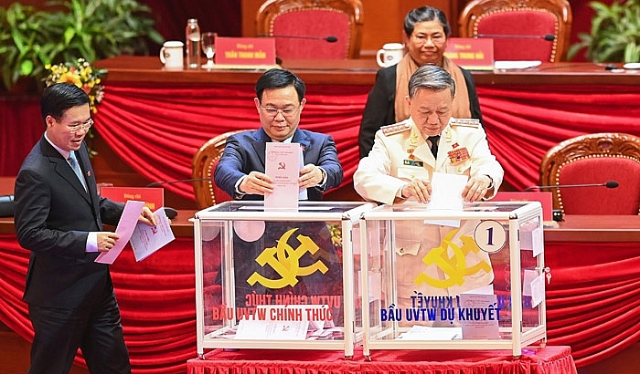 Đoàn Chủ tịch Đại hội bỏ phiếu bầu Ban Chấp hành Trung ương khóa XIII.