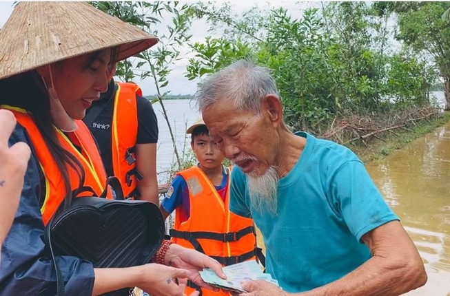 Ca sĩ Thủy Tiên trong một chương trình thiện nguyện 