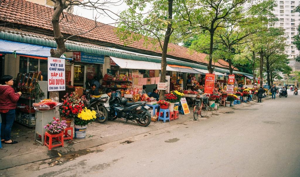 Dọc đường đi vào Chùa Hà có rất nhiều dịch vụ phục vụ các bạn trẻ vào dâng lễ cầu duyên