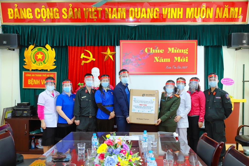 Đoàn công tác trao qùa tới Bệnh viện Công an thành phố Hà Nội
