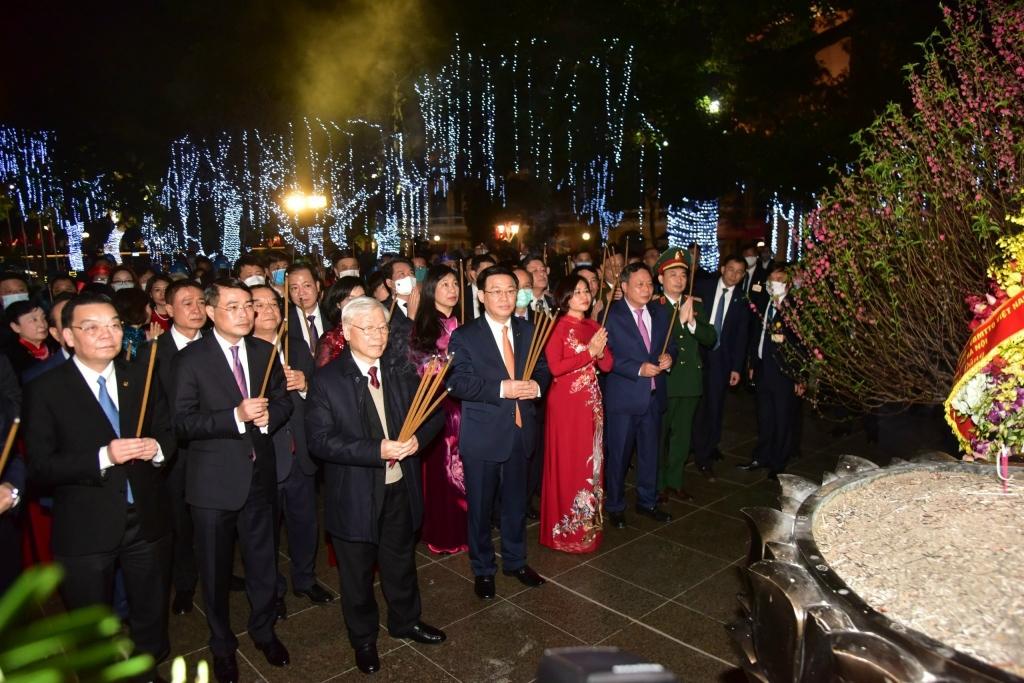 Tổng Bí thư, Chủ tịch nước Nguyễn Phú Trọng và các đồng chí lãnh đạo Trung ương, TP Hà Nội dâng hương tại Tượng đài Lý Thái Tổ