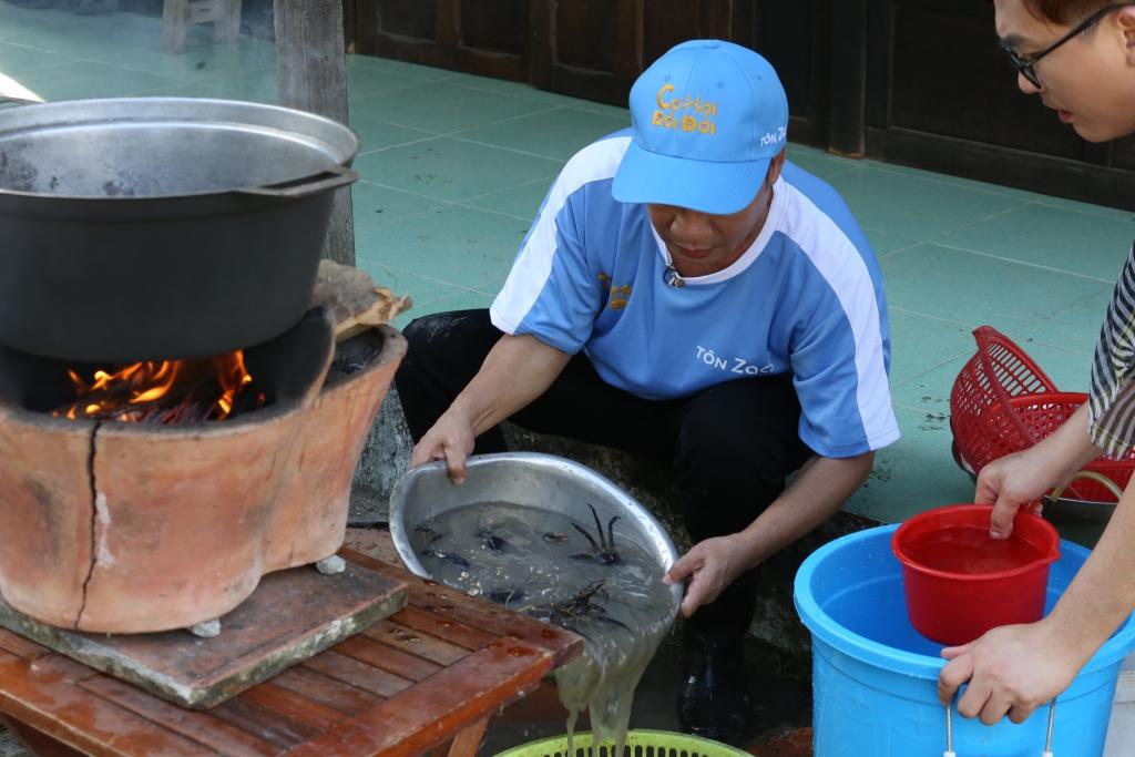 Nghệ sĩ Minh Nhí trổ tài nấu bún riêu cua, lấy tiền mang về giúp người nghèo