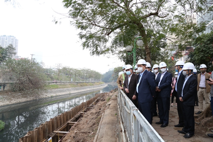 Bí thư Thành ủy Vương Đình Huệ kiểm tra tại gói thầu xây dựng hệ thống cống bao sông Tô Lịch  