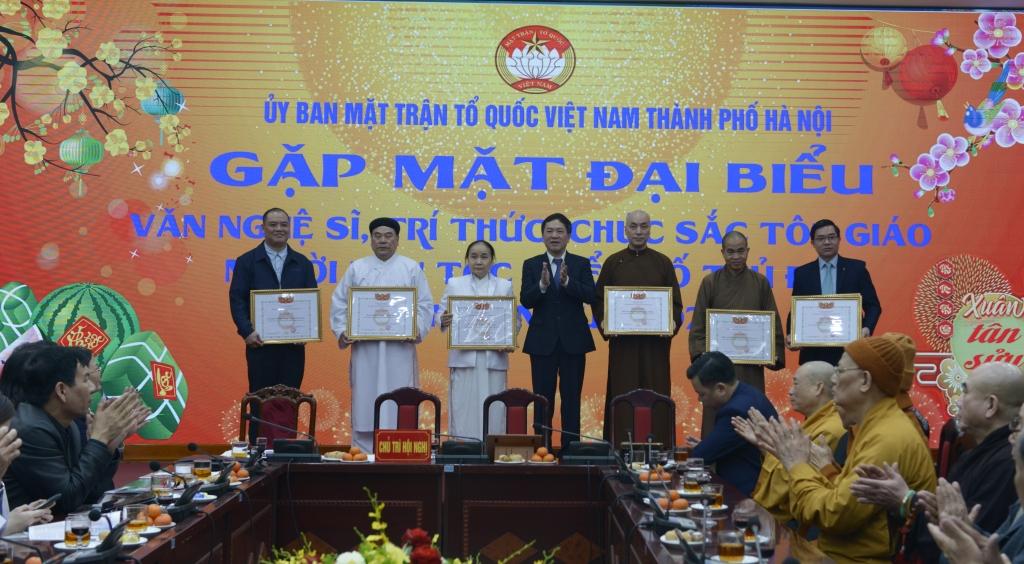 MTTTQ Việt Nam TP Hà Nội ghị nhận những đóng góp của các cá nhân 