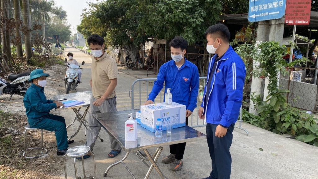 Đoàn viên, thanh niên xã Tiền Phong tham gia trực tại các chốt phòng, kiểm dịch Covid-19