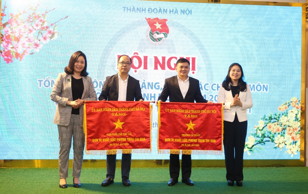 Báo Tuổi trẻ Thủ đô và Trường Lê Duẩn vinh dự nhận Cờ “Đơn vị xuất sắc phong trào thi đua” của UBND Thành phố Hà Nội