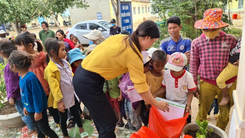 Mang “Tết yêu thương” dành tặng học sinh xã Chư A Thai