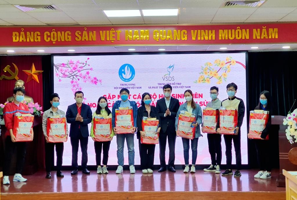 Đại diện lãnh đạo Trung ương Hội Sinh viên Việt Nam trao quà, học bổng tặng cán bộ Đoàn, Hội là sinh viên có hoàn cảnh khó khăn tại Hà Nội