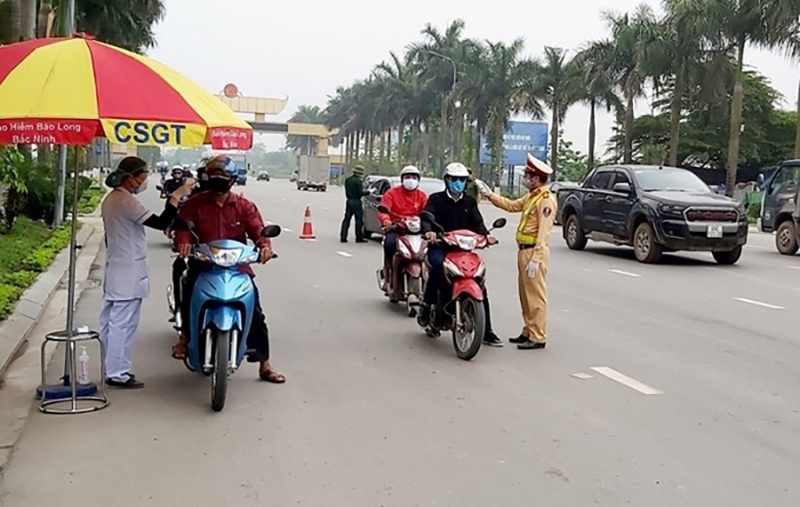 Lực lượng CSGT Công an TP Hà Nội phối hợp với các đơn vị chức năng kiểm tra, phòng, chống dịch Covid-19