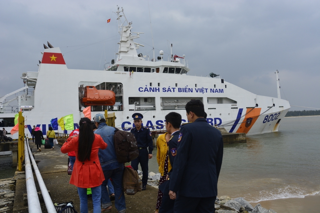 Tàu Cảnh sát biển 8002 của Bộ Tư lệnh Vùng Cảnh sát biển II đưa người dân Lý Sơn về quê đón Tết Bính Thân 2016. Ảnh: Lê Xuân Thọ