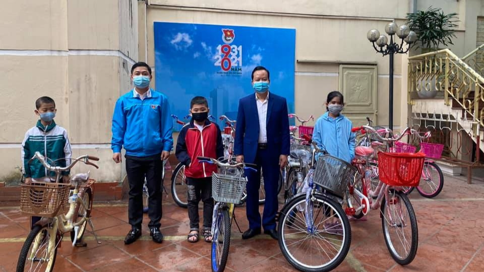 Các vị đại biểu trao tặng xe đạp tới học sinh có hoàn cảnh khó khăn 