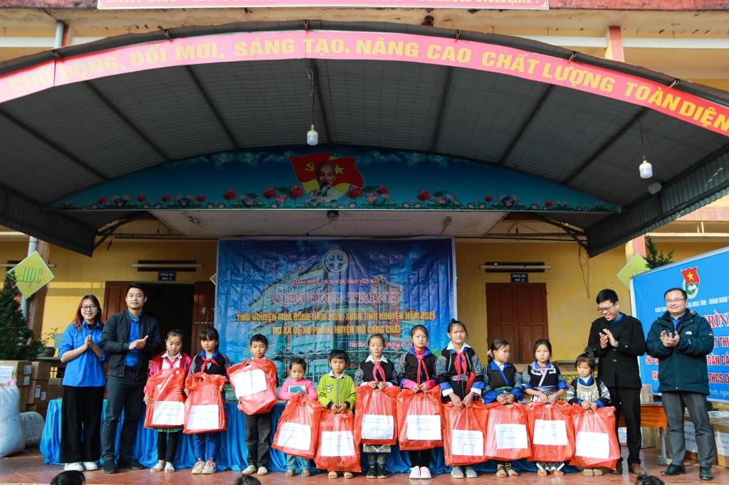 Nhiều phần quà ý nghĩa được trao cho các học sinh khó khăn Nhiều phần quà ý nghĩa được trao cho các học sinh khó khăn