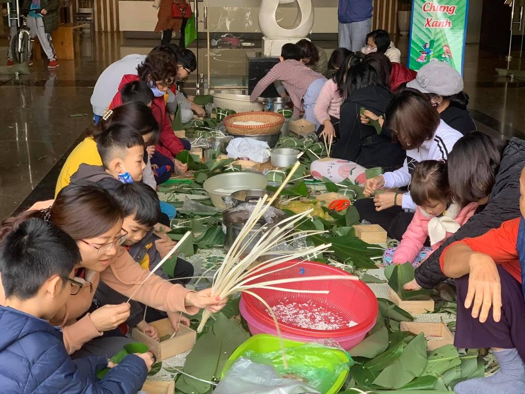 Trải nghiệm gói bánh chưng tặng các bạn nhỏ có hoàn cảnh khó khăn 