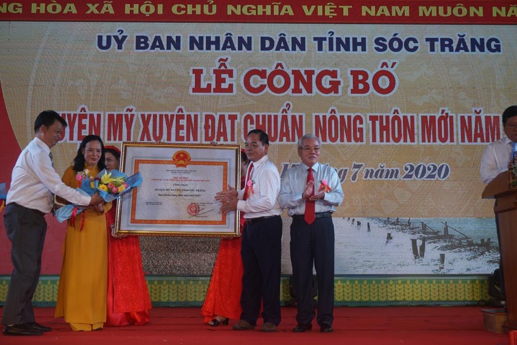 Đại diện lãnh đạo huyện Mỹ Xuyên nhận danh hiệu Nông thôn mới