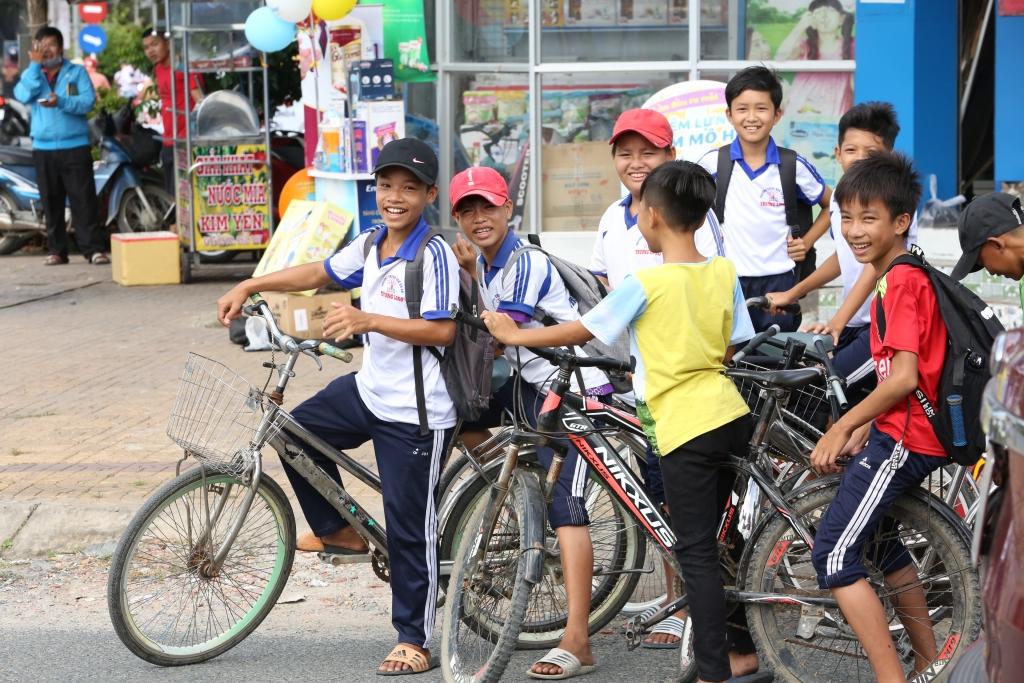 Các em nhỏ hào hứng khi nhìn thấy thần tượng của mình