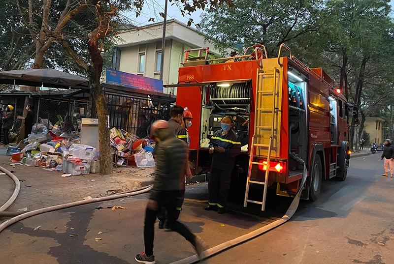 Cháy kho chứa cáp điện, dầu phế thải ở gần chợ Xanh Linh Đàm khiến nhiều người hoảng sợ