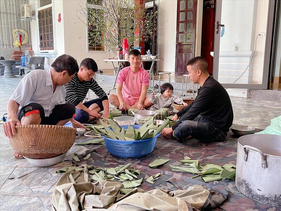 Tin tức bóng đá Việt Nam ngày 11/2: Dàn sao của ĐT Việt Nam khoe tài gói bánh chưng đón Tết