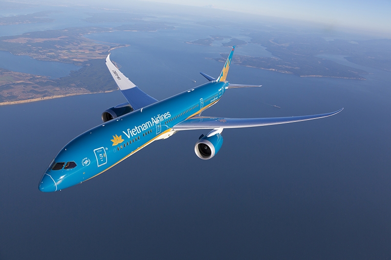 Máy bay của hãng hàng không Vietnam Airlines cất và hạ cánh tại sân bay Tân Sơn Nhất. (Ảnh minh họa: TTXVN)