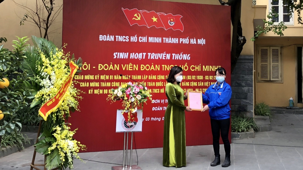 Trao danh sách đoàn viên ưu tú cho Đảng xem xét kết nạp