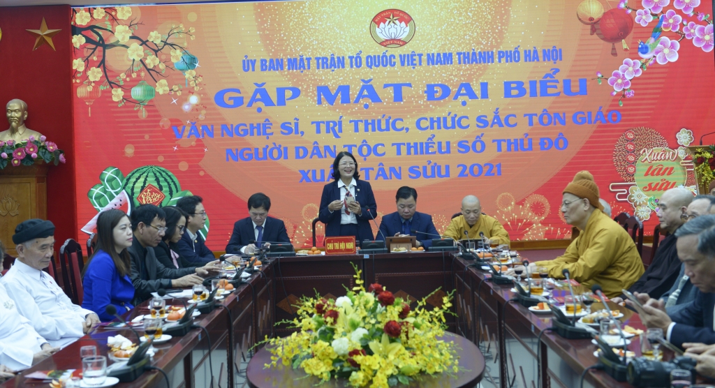 Phó Chủ tịch Ủy ban MTTQ Việt Nam TP Nguyễn Thị Kim Dung phát biểu tại buổi gặp mặt
