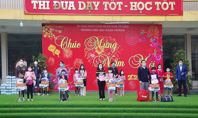 Ban Chỉ đạo phòng, chống dịch Covid-19 quận Nam Từ Liêm tặng quà cho học sinh sau khi hoàn thành thời gian cách ly