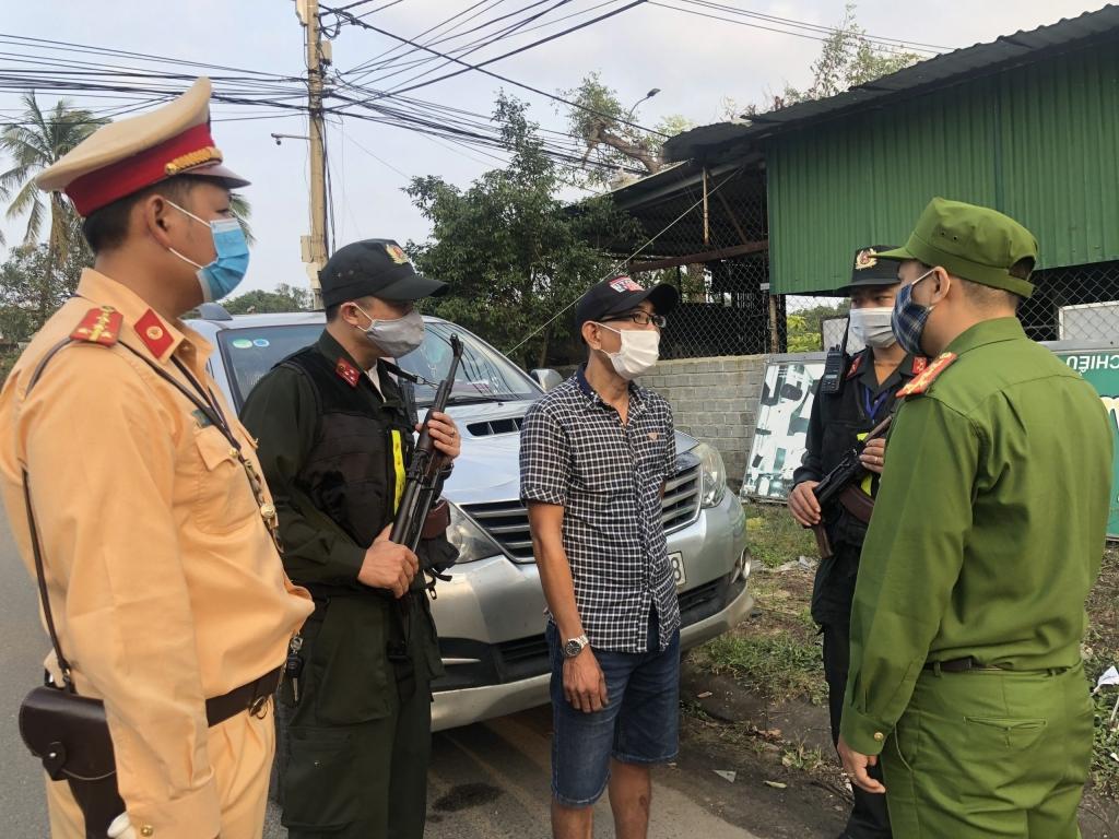 Đà Nẵng: Bắt giữ ô tô chở người Trung Quốc nhập cảnh trái phép