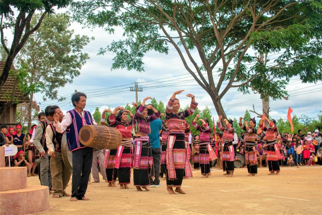 Người Bana Kriêm hay kết hợp đánh cồng chiêng và múa xoang (1)