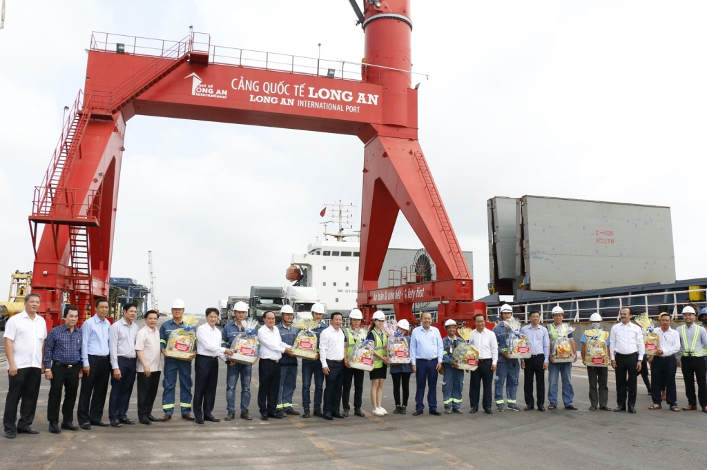 Phó Thủ tướng Thường trực Chính phủ Trương Hòa Bình đến thăm hỏi, động viên công nhân lao động tại Cảng Quốc tế Long An 
