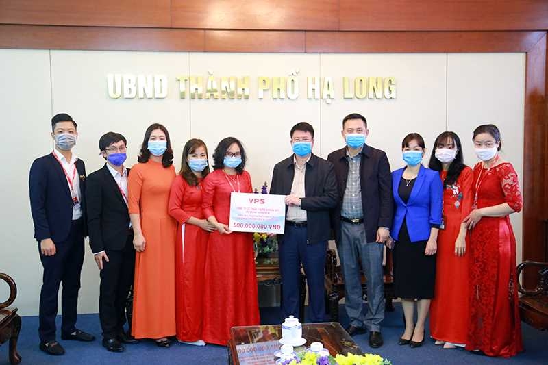 Công ty CP Chứng khoán VPS chi nhánh Quảng Ninh trao tặng các trang thiết bị phòng, chống dịch Covid-19 cho TP Hạ Long.