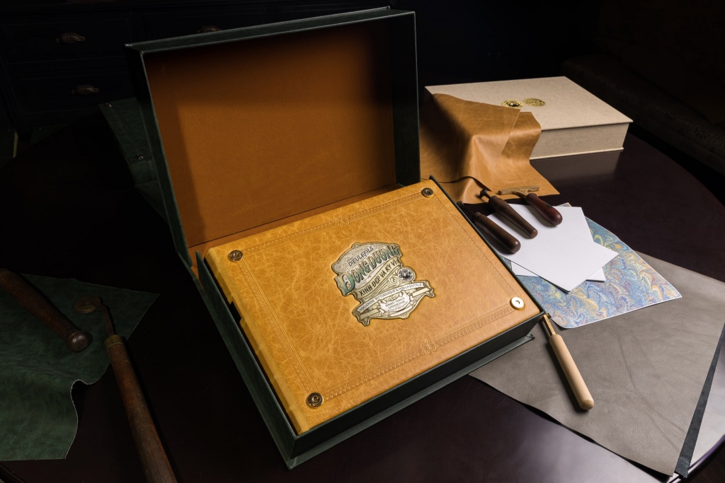 Độc bản chữ A cuốn sách “Đông Dương xinh đẹp và kỳ vĩ” được làm cầu kì, kĩ lưỡng Độc bản chữ A cuốn sách “Đông Dương xinh đẹp và kỳ vĩ” được làm cầu kì, kĩ lưỡng