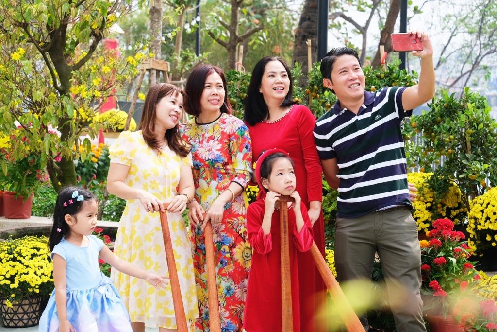 Nhiều gia đình đưa nhau đến “Quảng trường hoa Diamond Lotus Riverside” để chụp ảnh